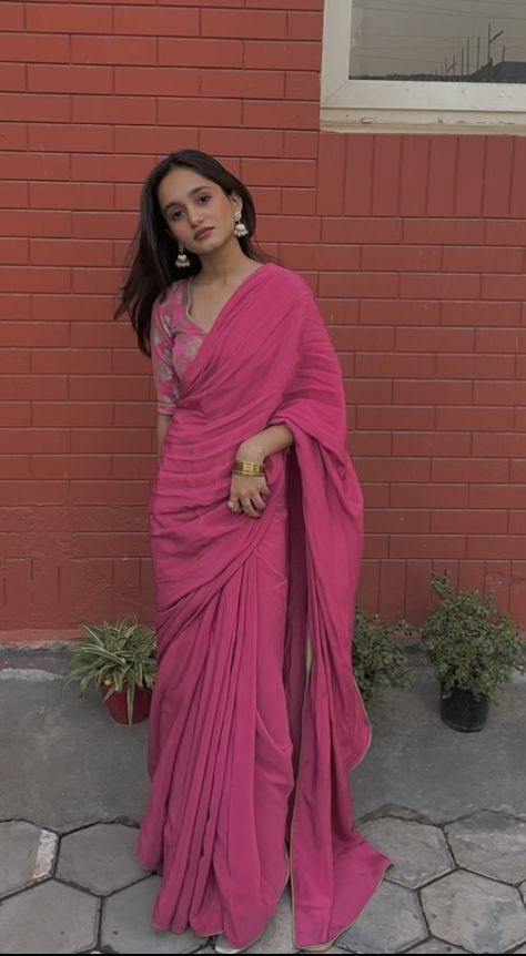 Aesthetic Indian Wedding, Indian Couple Aesthetic, Suits Aesthetic, Indian Kurti Designs, Sarees For Girls, Saree Wearing Styles, Simple Saree Designs, Rani Pink, Fancy Sarees Party Wear