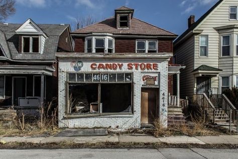 Abandoned Store, Horror Images, Candy Stores, Shotgun House, Abandoned Property, Creepy Houses, Rust Belt, Horror Book, Ap Art