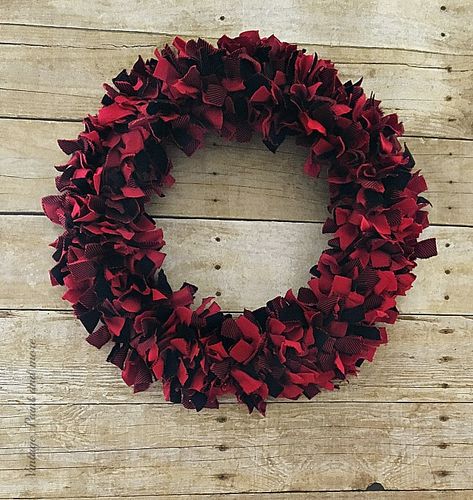 Vintage, Paint and more... Easy Christmas Rag Wreath Fabric Scrap Wreath Diy, Rag Wreath Tutorial Fabric Strips, Flannel Wreath Diy, Buffalo Plaid Wreath Diy, Rag Wreaths How To Make A, Fabric Wreaths Diy No Sew, Rag Wreath Ideas, Diy Rag Wreath, Rag Tie Wreath