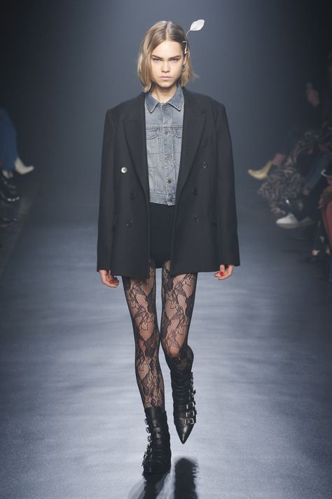 The complete Zadig & Voltaire Fall 2018 Ready-to-Wear fashion show now on Vogue Runway. Lace Tights Outfit, Lace Tights, Influencers Fashion, Tights Outfit, Closet Fashion, Zadig And Voltaire, Fashion 2018, Fashion Show Collection, Vogue Paris