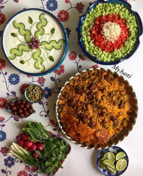 Rice With Green Beans, Beef Green Beans, Persian Food Iranian Cuisine, Cooked White Rice, Afghan Food Recipes, Iran Food, Food Set Up, Persian Cuisine, Iranian Food