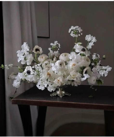 White Anemone Wedding Flowers, Monochrome Floral Arrangement, Black And White Floral Arrangements, Modern Chic Wedding Decor, Bridal Bouquet Anemone, Anemone Arrangement, Anemone Centerpiece, Tuscan Wedding Theme, Wild Wedding Bouquet