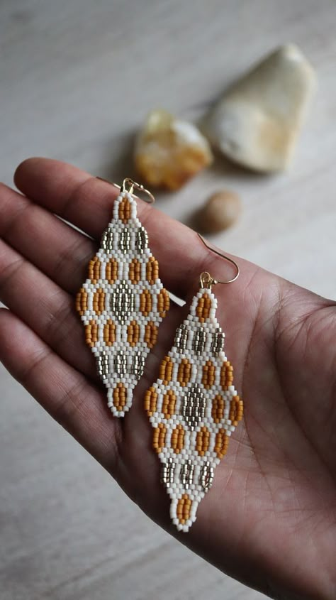 Snails and Fairydust Diamond Seed Bead Earrings, Stitch Earrings, Beadwork Designs, Beaded Earring, Brick Stitch Earrings, Beaded Jewlery, Bead Embroidery Patterns, Seed Bead Patterns, Diy Bracelet Designs