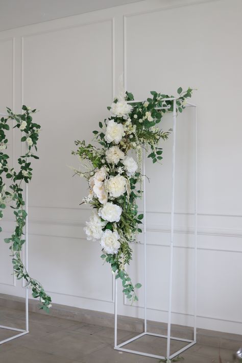 Flower Pillars Wedding, Floral Pillars Wedding, Standing Flower Wedding, Pedestal Flower Arrangements, Flower Pillars, Wedding Flower Stand, Wedding Floor, Wedding Pillars, Stand Flower