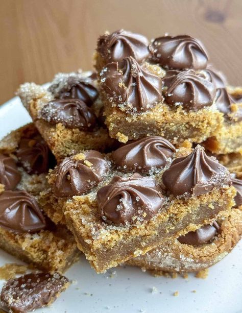 Gooey Peanut Butter Blossoms Bars - Classic Recipe Peanut Butter Blossom Bars, Peanut Butter Blossoms Recipe, Peanut Butter Blossom, Low Sugar Treats, Peanut Blossoms, Butter Blossoms, Peanut Butter Blossom Cookies, Classic Peanut Butter Cookies, Blossom Cookies