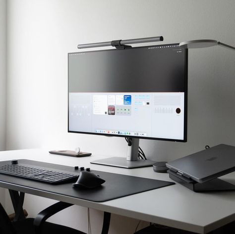 What do you think of this awesome desk setup? 🤔 - Welcome to the official CDS Pinterest account - we post daily workspaces, desk setups, and home offices for your inspiration. - All credit goes to @fbrown_visuals - #desksetup #workspace #homeoffice #officeinspiration #minimalist #deskdecor #workspaceinspiration #workfromhome #deskgoals #deskorganization #officedesign #deskstyling #officegoals #homedecor #desksetupgoals