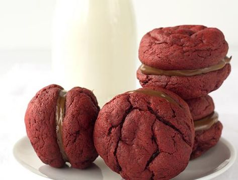 Nutella Filled Red Velvet Sandwich Cookies | Cookies like red velvet cake with a delicious nutella filling. #cookies #redvelvet #nutella #dessert Fancy Deserts, Red Velvet Sandwich Cookies, Nutella Filling, Nutella Recipes Easy, Valentines Treats, Red Velvet Recipes, Baked Sweets, Velvet Cookies, Nutella Desserts