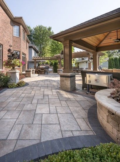 Flagstone Pavers, Paver Designs, Patio Layout, Patio Pavers Design, Garden Paving, Flagstone Patio, Outdoor Kitchen Design Layout, Patio Flooring, Brick Pavers