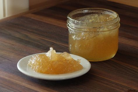 Learn how to make this vanilla pear jam, made with fresh pears, powdered pectin, and vanilla sugar or vanilla bean paste. Pear Sauce Recipe, Blueberry Freezer Jam, Vanilla Jam, Pear Preserves, Pear Sauce, Freezer Jam Recipes, Caramel Pears, Pear Jam, Canning Jam