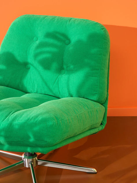 Stressed? Give it a spin! The DYVLINGE swivel chair - introduced as MILA in 1967 and designed by Gillis Lundgren - is your invitation to lean back and relax. The chair comes in green and black and with a new smart assembly it (time) travels flatter than ever! �🕰✨

#ikea #collection #Nytillverkad #DYVLINGE #swivelchair #antistress #relaxation #interiordesign #interiorinspo #iconicdesigns #ikeadesign #chair #drehstuhl #interiortrend #colorfulinterior #einrichtung #ikeainspo #myikea Klippan Sofa, Ikea Design, Ikea Chair, Bauhaus Design, Green Chair, Swivel Armchair, Interior Trend, Scandinavian Interior, Interior Inspo