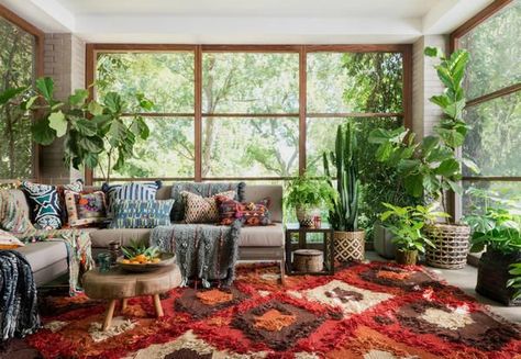 Interior Boho, Lots Of Plants, Bohemian Interior Design, Deco Boheme, Bohemian Interior, Bohemian Living Room, Plywood Furniture, Bohemian Living, Sunrooms