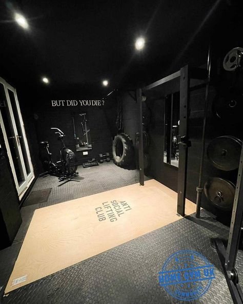 Big Gym Design, Home Gym Dark Walls, Black Home Gym Aesthetic, Home Boxing Gym, Black Home Gym, Gym Man Cave, Garage Gym Design, Garage Redesign, Dark Gym