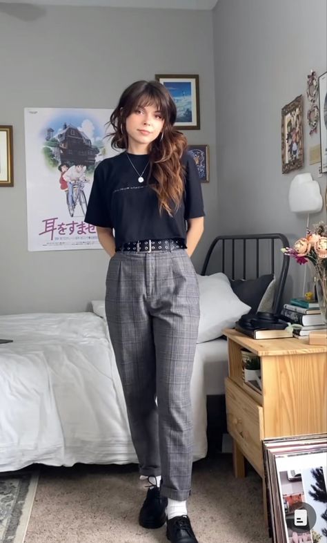 Casual Dress Pants Outfits Women, Adrogonus Outfits Business Casual, Business Casual Outfit Ideas Summer, Unisex Office Outfit, Professional Tomboy Outfits, Band Tee Business Casual, Pretty Masculine Outfits, Skater Business Casual, Queer Academia Outfit