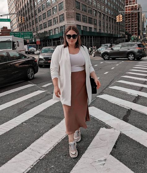 Chubby Girl Outfits, Body Plus Size, Capsule Wardrobe Women, Plus Size Fall Outfit, Chubby Fashion, Look Plus Size, Moda Plus, Slip Skirt, Modest Fashion Outfits