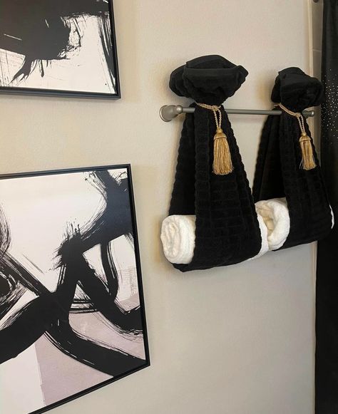 Towel Hanging Ideas, Bathroom Towels Display, Hang Towels In Bathroom, Fall Bathroom Decor Ideas, Accent Wall Design, Beautiful Bathroom Decor, Black Bathroom Decor, Black And Gold Bathroom, Bathroom Towel Decor