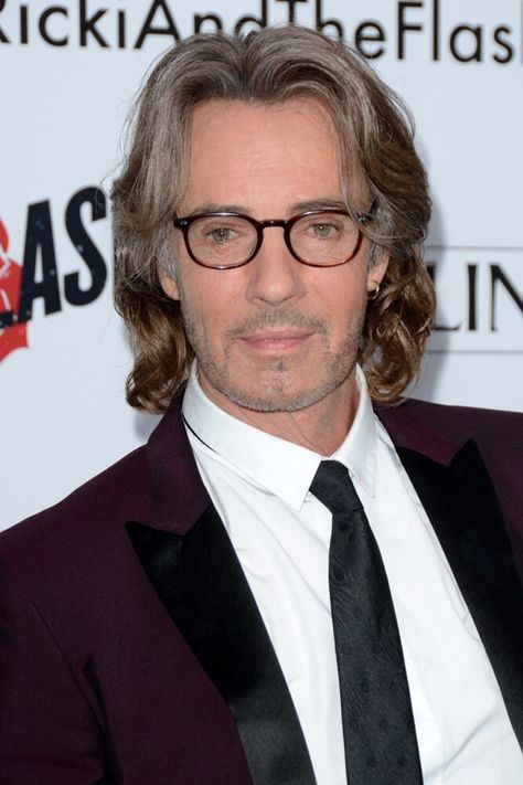 Rick Springfield is famous as a singer and a guitarist. He also starred in many well-known films. His star has been on the Walk of Fame since 2014. Rick Springfield Wife, Yang Yang Actor, Rick Springfield, Hollywood Celebrity, Latest Movie, Movie Review, Rock Legends, Movie Premiere, Walk Of Fame