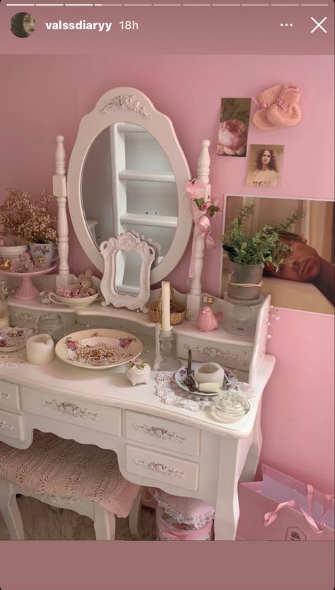 Coquette Dressing Table, Cuartos Coquette, 50s Bedroom Aesthetic, Pink Coquette Bedroom, Coquette Bedroom Ideas, Dollette Room, Coquette Kitten, Room Coquette, Coquette Bedroom