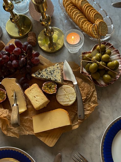 Snacks For Party Aesthetic, Charcuterie Board Olives, Fall Charcuterie Board Aesthetic, Charquetery Board Aesthetic, Aesthetic Thanksgiving Food, Aesthetic Cheese Board, Charcuterie Board Dinner Party, Fall Dinner Aesthetic, Wine And Cheese Aesthetic