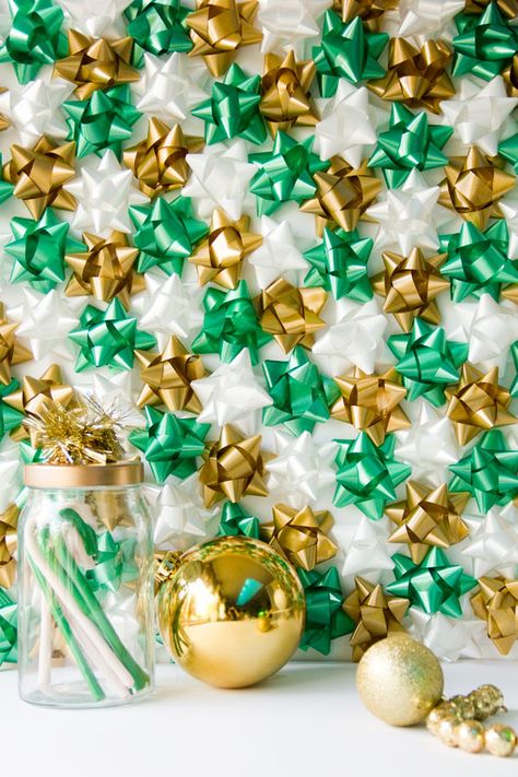 DIY Christmas Gift Bow Backdrop | Studio DIY®Christmas bows backdrop Bow Backdrop, Diy Christmas Photo, Holiday Photo Booth, Christmas Gift Bow, Christmas Party Backdrop, Photography Backdrops Diy, Photo Backdrop Christmas, Christmas Bows Diy, Diy Photo Backdrop