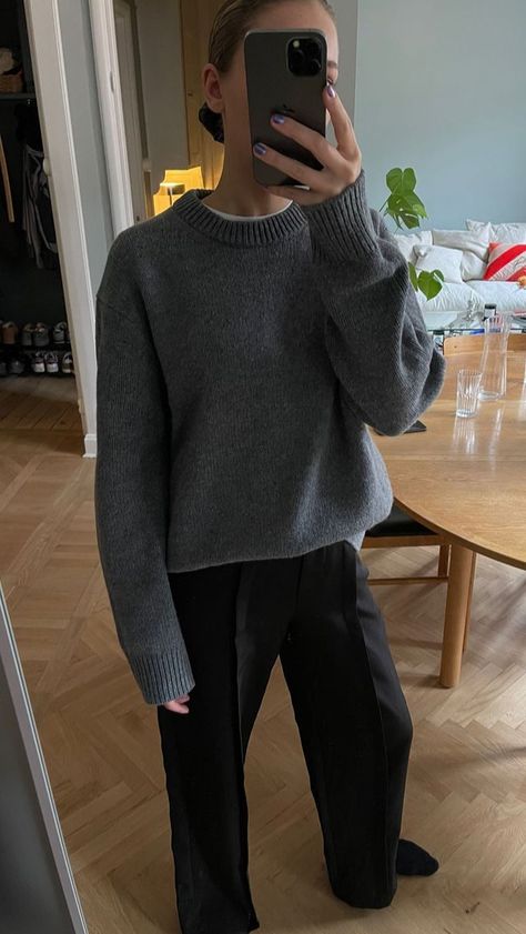 Cashmere Sweater Aesthetic, Dark Grey Knit Sweater Outfit, Grey Sweater Outfit Aesthetic, Grey Sweater Winter Outfit, Gray Knit Sweater Outfit, Pullover Outfit Aesthetic, Grey Cashmere Sweater Outfit, Grey Sweater Aesthetic, Grey Sweater Outfit Winter