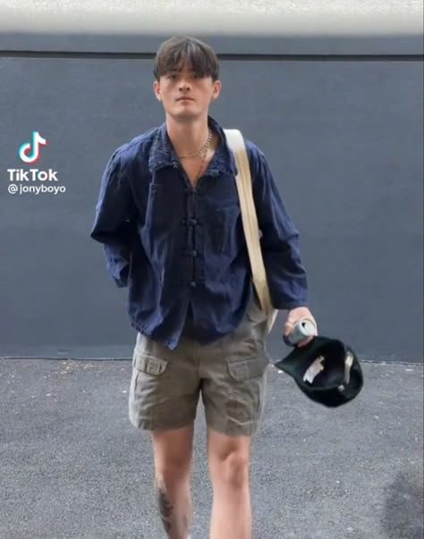 Guys Cargo Shorts Outfit, Cargo Shorts Street Style, Green Cargo Shorts Outfit Aesthetic, Ocean Aesthetic Outfit Men, Cargo Short Outfits For Men, Shorts Outfits Men Aesthetic, Button Up Men Aesthetic, Short Male Outfit, Men’s Cargo Shorts Outfit