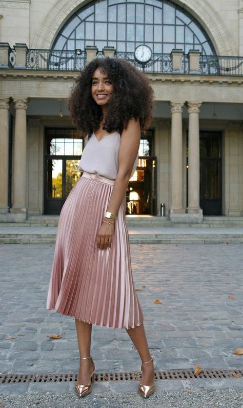 This metallic pink pleated skirt is to die for! Gorgeous! Rok Outfit, Pleated Skirt Outfit, Metallic Pleated Skirt, Pink Pleated Skirt, Cute Homecoming Dresses, Rock Outfit, Metallic Skirt, Inspired Outfits, 가을 패션