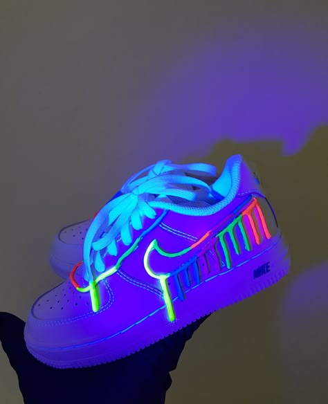 Nike Air Custom, Neon Nike Shoes, Casual Shoes Women Sneakers, Nike Shoes Women Fashion, Pretty Sneakers, Futuristic Shoes, Custom Shoes Diy, Sneaker Nike, Nike Fashion Shoes