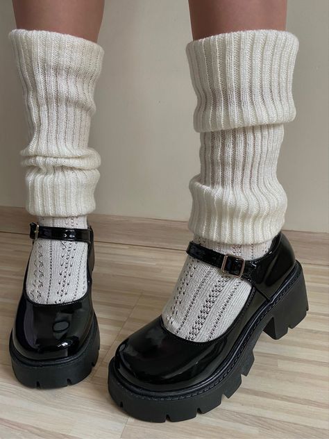 Mary Jane Shoes Outfit Winter, Mary Jane Shoes Outfit Aesthetic, Platform Shoes Outfit Aesthetic, Socks Mary Janes, Platform Mary Janes Outfit, How To Style Mary Janes, Outfits With Mary Janes, Platform Shoes Outfit, Mary Jane Outfit