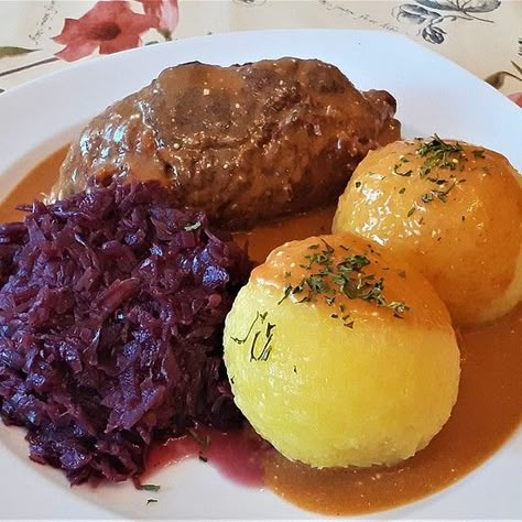 Beef Roulade, Red Wine Recipe, How To Cut Onions, Raw Potato, Austrian Recipes, Cooking Chef, German Food, 4 Ingredients, Wine Recipes