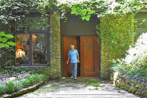 Underground house in Alabama, saving energy for 30 years By Rachel Davis The Daily Mountain Eagle Earthen Homes, House Alternatives, Building Underground, Earthy Homes, Underground Houses, Underground Home, Underground Living, Hobbit Homes, Cargo Container Homes