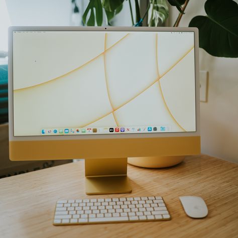 Apple Mac Desktop Aesthetic, Imac M1 Desk Setup, Yellow Imac Desk Setup, Imac Apple Aesthetic, Mac Computer Aesthetic, Imac Desk Setup Aesthetic, Apple Mac Desktop, Imac Office, Mac Desk