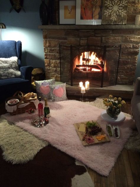 House Picnic Ideas, In House Picnic Ideas, Living Room Picnic Date Romantic, Picnic Indoors Romantic, Home Picnic Ideas Living Rooms, Home Date Night Ideas Set Up Romantic, Romantic Fireplace Date, Romantic Ideas At Home, Date Night Ideas At Home Romantic Set Up