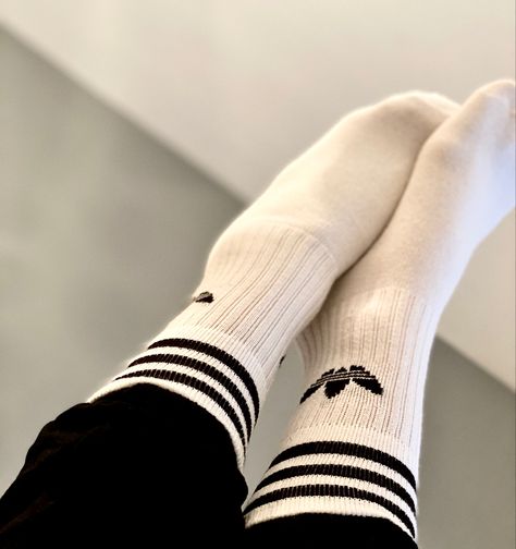 #adidas #socks #streetwear Gym Socks Outfit, Adidas Socks Outfit Woman, Adidas Socks Outfit, Adidas Yezzy, Adidas Street Style, Adidas Aesthetic, Socks Aesthetic, Pretty Socks, Socks Gym