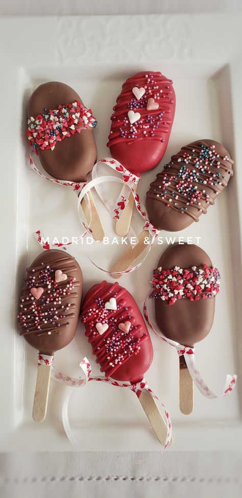 Cake Pops Cute, Heart Cakesicles, Popsicles Cake, Ice Cream Cake Pops, Cake Pop Designs, Valentines Baking, Desserts Chocolate, Chocolate Covered Treats, Valentine Desserts