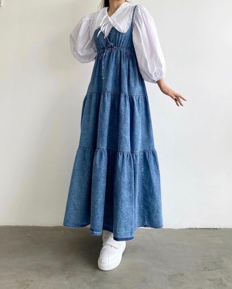 Jeans Jumpsuit Outfit, Muslim Fashion Dress Modern, Denim Dress Style, Denim Dungaree Dress, Stylish Outfits Casual, Mori Girl Fashion, Muslim Outfits Casual, Dress Jeans, Muslim Fashion Dress