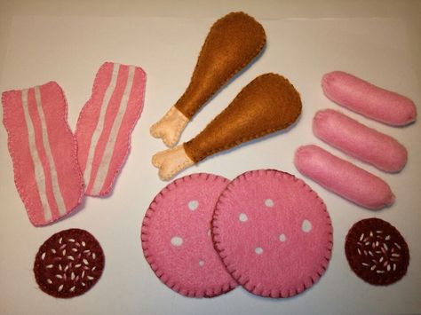 Food felt/ sausages bacon sausages Fabric Food, Felt Food Patterns, Felt Cake, Bacon Sausage, Felt Play Food, Toy Making, Felt Food, Play Food, Felt Diy