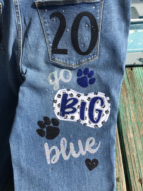 High School Spirit Wear, Homecoming Jeans Ideas, School Spirit Ideas Pep Rally, School Spirit Outfit, Spirit Overalls, Senior Painted Jeans, Spirit Jeans, Painted Overalls, School Spirit Posters