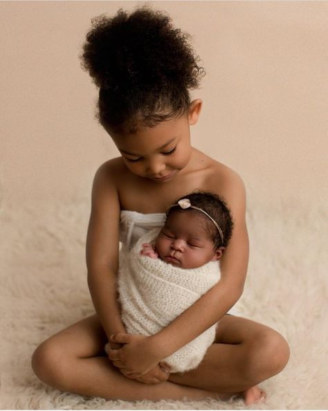 Sibling Photography Newborn, Mommy Daughter Photoshoot, Sister Goals, Sibling Photography, Cute Black Babies, Newborn Baby Photoshoot, Beautiful Black Babies, Newborn Shoot, Foto Poses