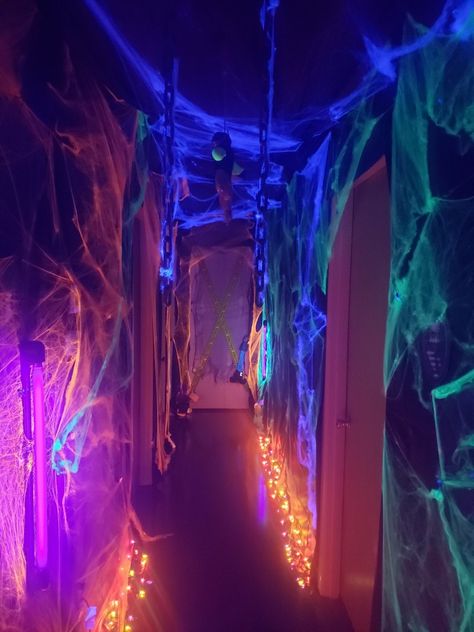 Hallway Decorating Halloween, Indoor Halloween Party Decorations, Halloween Party Dance Floor, Neon Halloween Decorations, Halloween Party Ideas Outdoor, Neon Haunted House, Black Light Halloween Party, Glow Halloween Party, High School Halloween Party Aesthetic