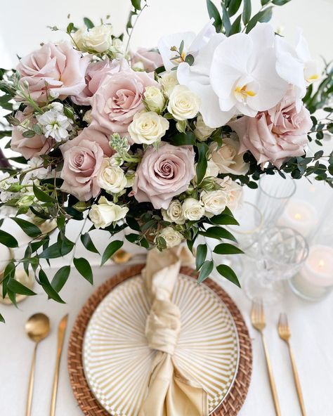 JAT LOZANO - Flowers & Events on Instagram: “Quicksand rose is one of our favorites, their tone of blush is just perfect. #jatlozano #tablesetting #tablescapes #destinationweddings…” Quicksand Rose Centerpiece, Quicksand Rose, Rose Centerpiece, Rose Centerpieces, Wedding Florals, Tablescapes, Floral Wedding, Wedding Flowers, Destination Wedding