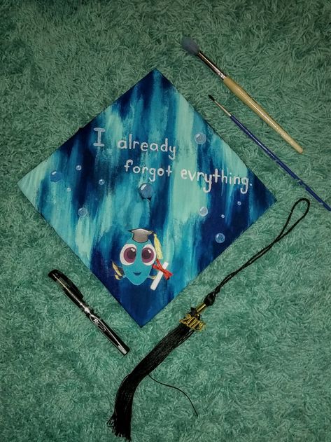 Dory Graduation Cap, Graduation Leis Diy, Graduation Cap Decoration Diy, Team Costumes, College Graduation Cap Decoration, Disney Cute, Grad Cap Designs, Graduation Party Diy, Graduation Leis