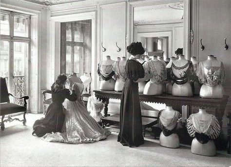 Charles Frederick Worth's Atelier Early 20th century - Paris(Juliette Balcony)   #vintagefashion #vintageluxury #paris #parisboutique #atelier #worth #drapingbodices #charlesfrederickworth #bodice #shoppingforbodice #vintagebodice #luxeshoppingsystem #thefoire #houseofworth #dressbodice Jeanne Paquin, Charles Frederick Worth, House Of Worth, 1900s Fashion, Paris Mode, Old Fashion, Edwardian Era, Edwardian Fashion, Moda Vintage