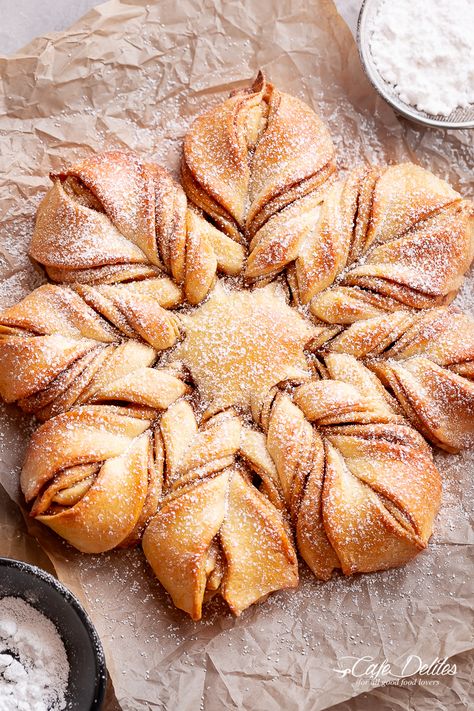 Soft and fluffy Star or Snowflake Pull Apart Christmas Bread with a sweet and sticky brown sugar cinnamon roll centre! An amazing dessert for your holiday celebrations! A pull apart star bread with a buttery cinnamon Christmas Bread Recipes, Star Bread, Cafe Delites, Christmas Bread, Mexican Breakfast, Pull Apart Bread, Cinnamon Bread, Star Christmas, Breakfast Pizza