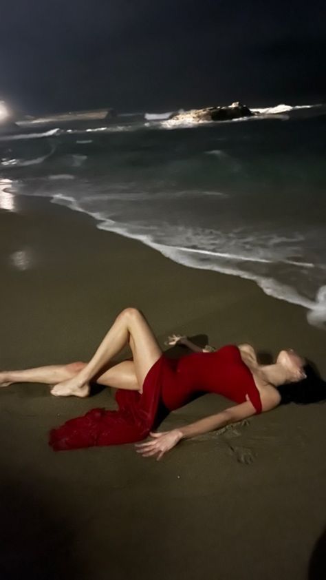 1990 Photoshoot, Red Romantic Aesthetic, Beach At Night, Dark Feminine Aesthetic, Foto Poses, Trik Fotografi, Foto Ideas Instagram, Feminine Aesthetic, Red Aesthetic