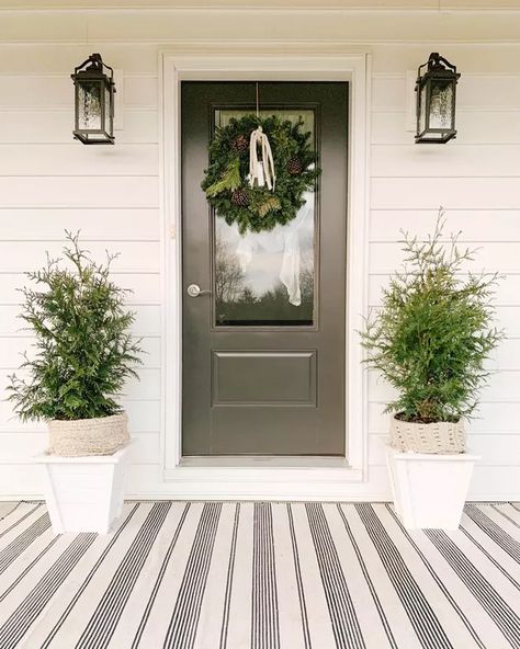 25 Winter Porch Decor Ideas to Make Your Entry More Inviting | Hunker Craftsman Front Porch, Modern Farmhouse Interior, Winter Porch Decor, Dough Box, Winter Front Porch, Summer Porch Decor, Winter Porch, Christmas Doormat, Christmas Front Porch