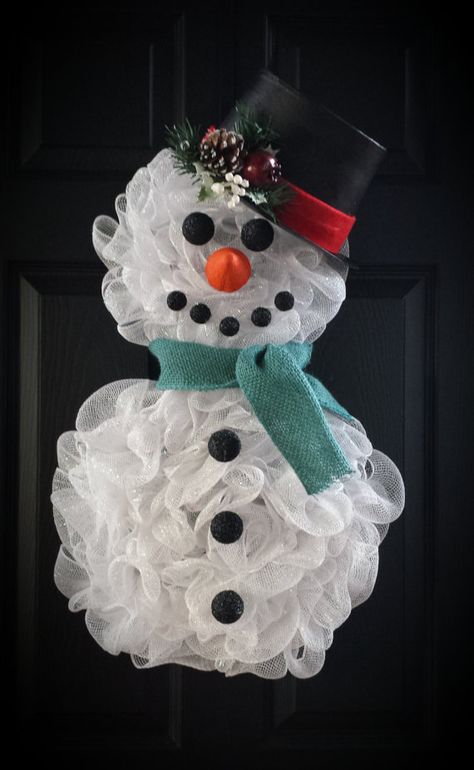 Mesh Snowman Wreath, Deco Mesh Snowman, Mesh Snowman, Christmas Wreaths Diy Easy, Snowman Wreath, 12 December, Hat And Scarf, Snowman Crafts, Christmas Wreaths Diy