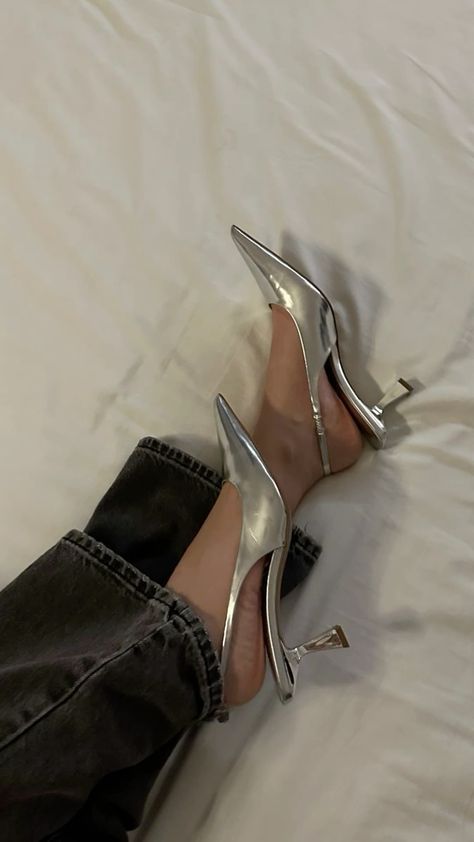 Pointy Heels Outfit, Slingback Heels Outfit, Kitten Heels Outfit, Silver Kitten Heels, Pointy Shoes, Pointy Heels, Shoes Heels Classy, Jeans With Heels, Chic Heels