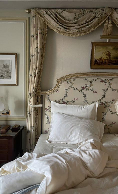 France Countryside, Art Room Inspiration, Hotel Bedroom Design, Bedroom Ideas Romantic, Student Driver, Inspo Art, Countryside Style, Luxury Hotel Room, Deco Studio