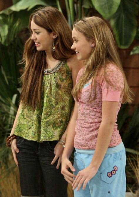 Miley And Lilly, Lilly Hannah Montana, Hannah Montana Show, Hannah Montana Outfits, Hannah Miley, Hannah Montana Forever, Miley Stewart, Lily Wallpaper, Emily Osment