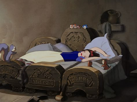 Snow White sleeping Snow White 1937, Old Disney Movies, Deco Disney, Sette Nani, Snow White Disney, Images Disney, Snow White And The Seven Dwarfs, The Seven Dwarfs, Old Disney